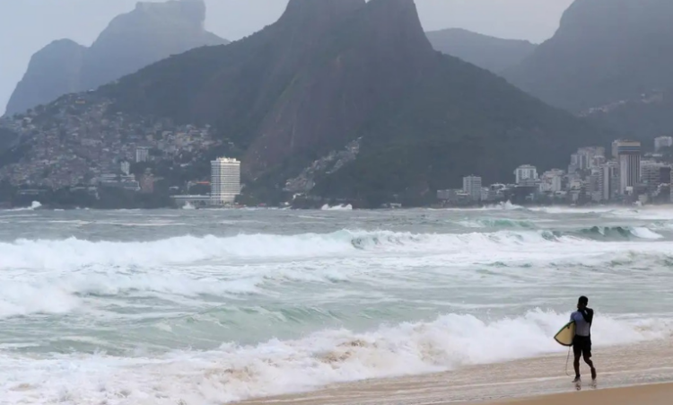 O litoral do Rio enfrenta ressaca com ondas de até 3,5 metros e ventos fortes que derrubam árvores e interditam vias, como a ciclovia Tim Maia. Saiba como ficam a previsão do tempo e os riscos para a população.