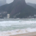 O litoral do Rio enfrenta ressaca com ondas de até 3,5 metros e ventos fortes que derrubam árvores e interditam vias, como a ciclovia Tim Maia. Saiba como ficam a previsão do tempo e os riscos para a população.
