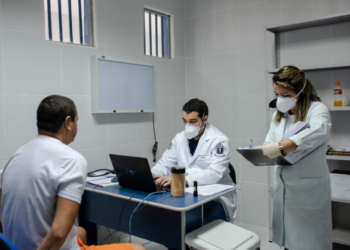 Prefeitura do Rio suspende atendimento de saúde em presídios após três meses sem repasse estadual. Medida atinge 31 mil presos, gestantes e bebês.