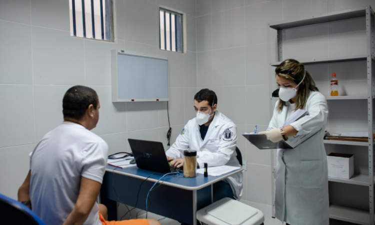 Prefeitura do Rio suspende atendimento de saúde em presídios após três meses sem repasse estadual. Medida atinge 31 mil presos, gestantes e bebês.
