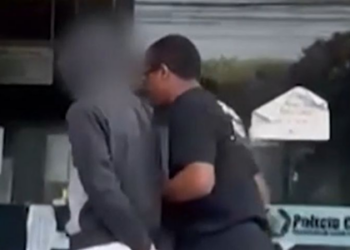 Polícia revela conversas entre adolescente que matou pais e irmão e a namorada, com conteúdos frios e chocantes. Delegado aponta ausência de remorso e traços de psicopatia.