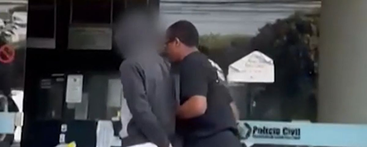 Polícia revela conversas entre adolescente que matou pais e irmão e a namorada, com conteúdos frios e chocantes. Delegado aponta ausência de remorso e traços de psicopatia.