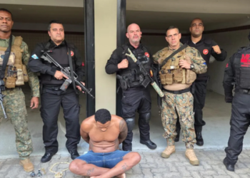Operação na Mangueirinha prende três, incluindo líder do Comando Vermelho. Medida afetou escolas e unidades de saúde na região.