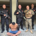 Operação na Mangueirinha prende três, incluindo líder do Comando Vermelho. Medida afetou escolas e unidades de saúde na região.