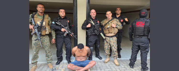 Operação na Mangueirinha prende três, incluindo líder do Comando Vermelho. Medida afetou escolas e unidades de saúde na região.