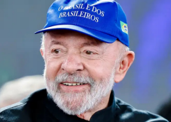 Lula critica jornada 6x1 e anuncia discussão por modelo mais flexível. Proposta enfrenta resistência de empresários que temem impacto financeiro.