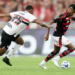 São Paulo perde para o Flamengo na estreia de Hernán Crespo. Time carioca mantém liderança com 27 pontos no Brasileirão.