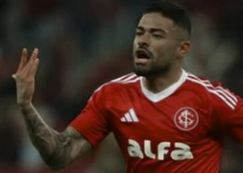 Internacional vence Vitória com gol nos acréscimos de Bruno Tabata. Time gaúcho sobe na tabela enquanto baiano entra no Z4.
