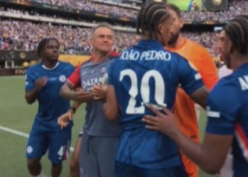 João Pedro ajuda Chelsea a conquistar Mundial de Clubes com gol importante, mas sofre agressão do técnico Luis Enrique do PSG após a partida marcada por confusão entre jogadores. Entenda o que aconteceu na final.