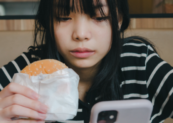 Estudo acadêmico analisa como o uso abusivo de redes sociais pode desencadear problemas de saúde mental em jovens universitários.