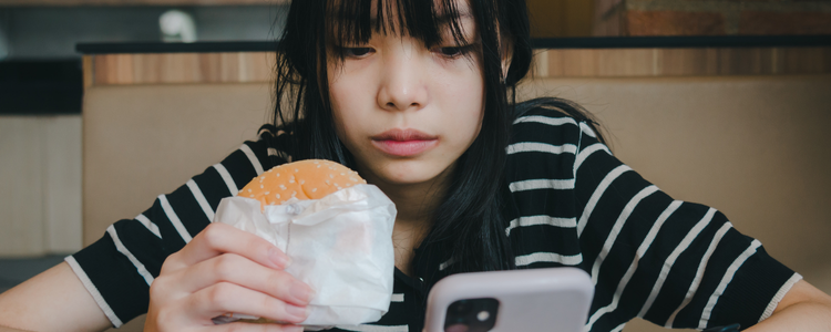 Estudo acadêmico analisa como o uso abusivo de redes sociais pode desencadear problemas de saúde mental em jovens universitários.