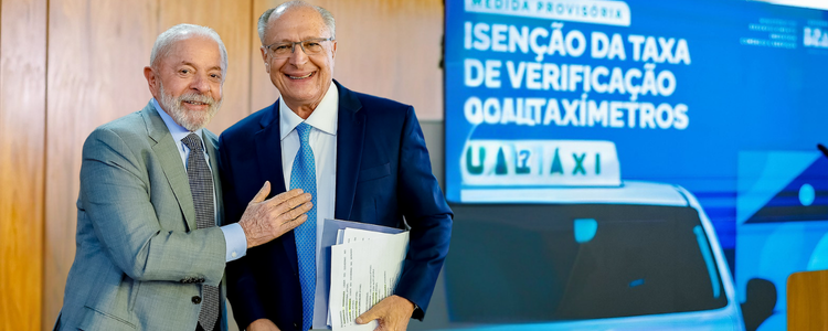 Taxistas ficam isentos da taxa de verificação de taxímetros, e medições passam a ser bienais. Medida já está valendo e deve aliviar custos da categoria.
