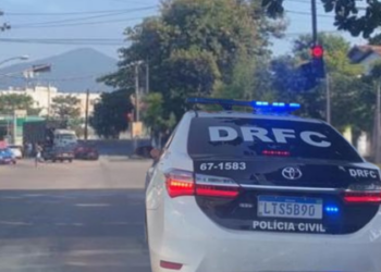 Descubra como a Polícia Civil desarticulou rede de roubo e receptação de cargas no RJ, com mais de 550 presos desde 2024.