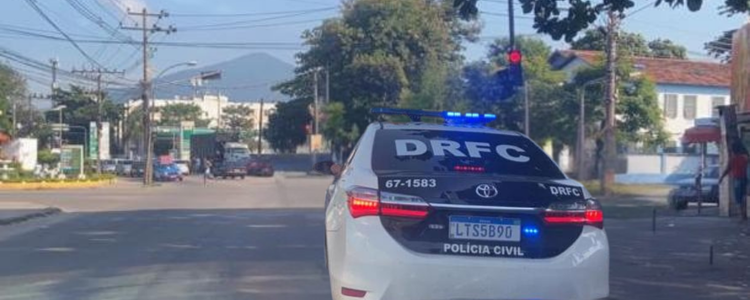 Descubra como a Polícia Civil desarticulou rede de roubo e receptação de cargas no RJ, com mais de 550 presos desde 2024.