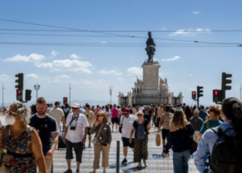 Portugal muda regras: brasileiros não poderão mais converter visto de turista e terão restrições para trabalho e família. Veja como fica.