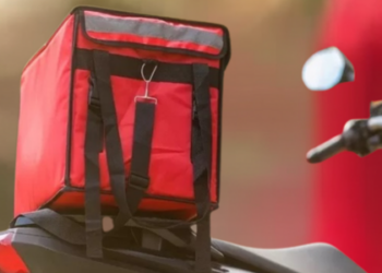 Lei sancionada por Cláudio Castro muda regras para bolsas de entregadores no RJ. Saiba o que muda para plataformas, trabalhadores e consumidores.