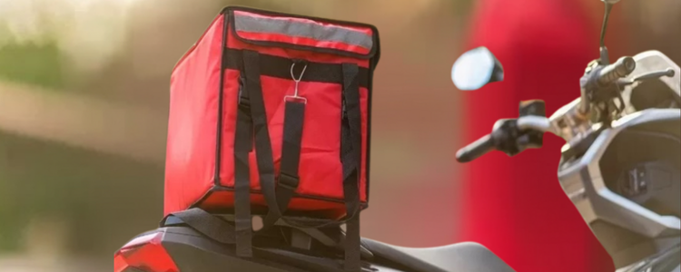 Lei sancionada por Cláudio Castro muda regras para bolsas de entregadores no RJ. Saiba o que muda para plataformas, trabalhadores e consumidores.