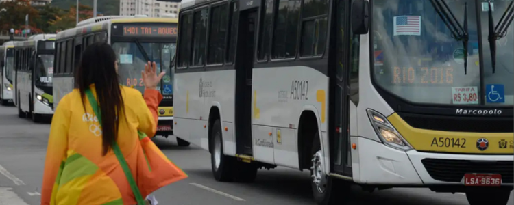 Retaliação a operação policial resultou no sequestro de 24 ônibus em Madureira, com suspensão de aulas e atendimento médico na região.