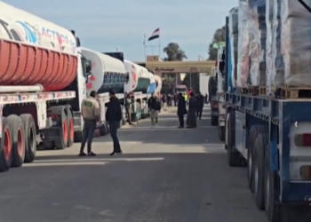 Falta de alimentos e bloqueios agravam tragédia em Gaza. População faminta ataca caminhões de ajuda em busca de sobrevivência.