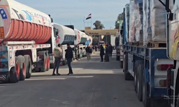Falta de alimentos e bloqueios agravam tragédia em Gaza. População faminta ataca caminhões de ajuda em busca de sobrevivência.