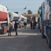 Falta de alimentos e bloqueios agravam tragédia em Gaza. População faminta ataca caminhões de ajuda em busca de sobrevivência.