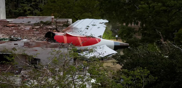 O voo 171 da Air India permaneceu no ar por menos de 40 segundos antes de cair em um bairro movimentado na cidade de Ahmedabad, no oeste da Índia
Reprodução: Reuters / BBC News Brasil