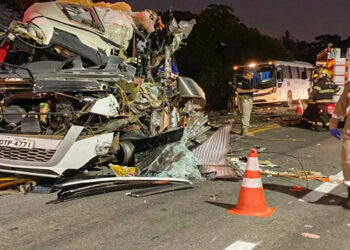 Colisão envolvendo ônibus de universitários deixa cinco mortos em GO