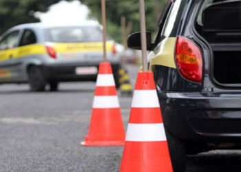 Plano do governo quer flexibilizar regras para obtenção da CNH. Proposta elimina aulas obrigatórias em autoescola, reduz custos e amplia autonomia dos candidatos.
