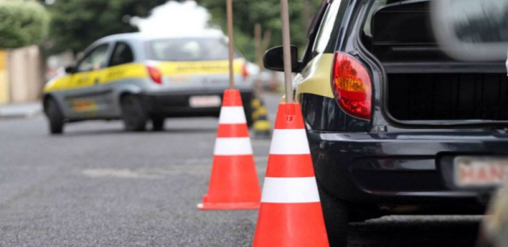 Plano do governo quer flexibilizar regras para obtenção da CNH. Proposta elimina aulas obrigatórias em autoescola, reduz custos e amplia autonomia dos candidatos.