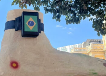 'Cortejo da Tornozeleira': blocos de rua celebram restrições a Bolsonaro em Belo Horizonte