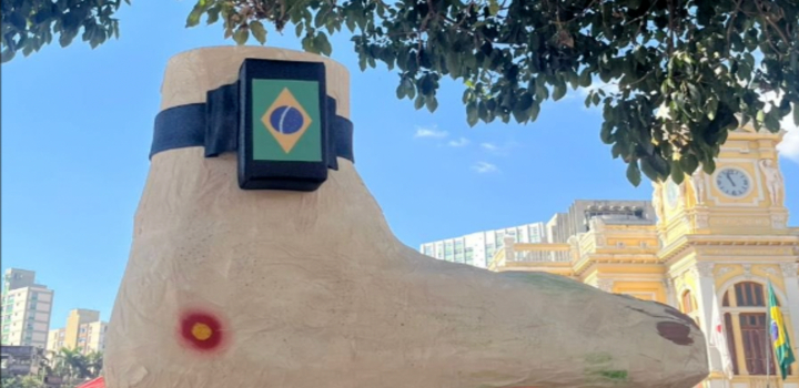 'Cortejo da Tornozeleira': blocos de rua celebram restrições a Bolsonaro em Belo Horizonte