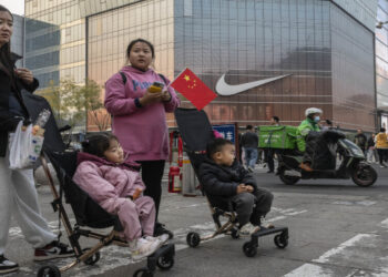 Em resposta ao declínio demográfico, a China adotará a partir de 2025 um subsídio anual de US$ 500 por filho até os três anos de idade. A medida é parte de um esforço nacional para incentivar os nascimentos.