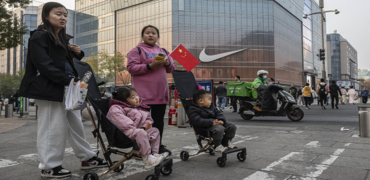 Em resposta ao declínio demográfico, a China adotará a partir de 2025 um subsídio anual de US$ 500 por filho até os três anos de idade. A medida é parte de um esforço nacional para incentivar os nascimentos.
