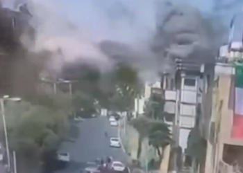 Imagens mostram destruição causada por ataque israelense em Teerã. Ação militar envolveu EUA e gerou condenações de Rússia, China e países latino-americanos.