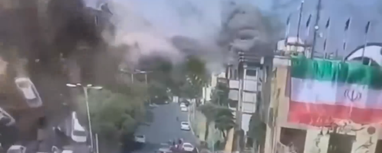 Imagens mostram destruição causada por ataque israelense em Teerã. Ação militar envolveu EUA e gerou condenações de Rússia, China e países latino-americanos.