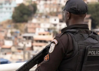 Polícia prende um dos principais traficantes da região serrana em Duque de Caxias. Operação teve apoio do Bope e Choque, com três prisões.