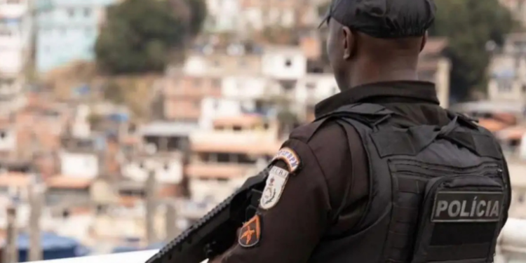 Polícia prende um dos principais traficantes da região serrana em Duque de Caxias. Operação teve apoio do Bope e Choque, com três prisões.