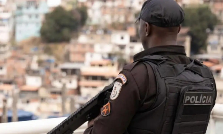 Polícia prende um dos principais traficantes da região serrana em Duque de Caxias. Operação teve apoio do Bope e Choque, com três prisões.