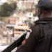 Polícia prende um dos principais traficantes da região serrana em Duque de Caxias. Operação teve apoio do Bope e Choque, com três prisões.