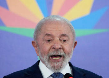Em resposta a Trump, Lula afirma que países do BRICS não aceitarão tarifas unilaterais e defende comércio justo. Leia a reação do presidente brasileiro.