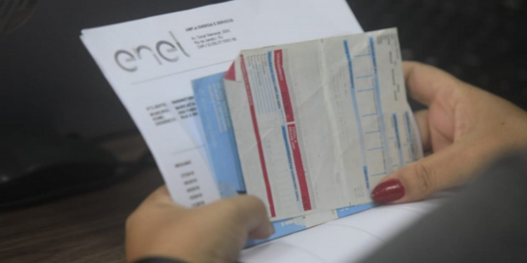 Agora é lei no RJ: concessionárias não podem incluir serviços extras sem consentimento na conta mensal. Multas para quem descumprir a regra.