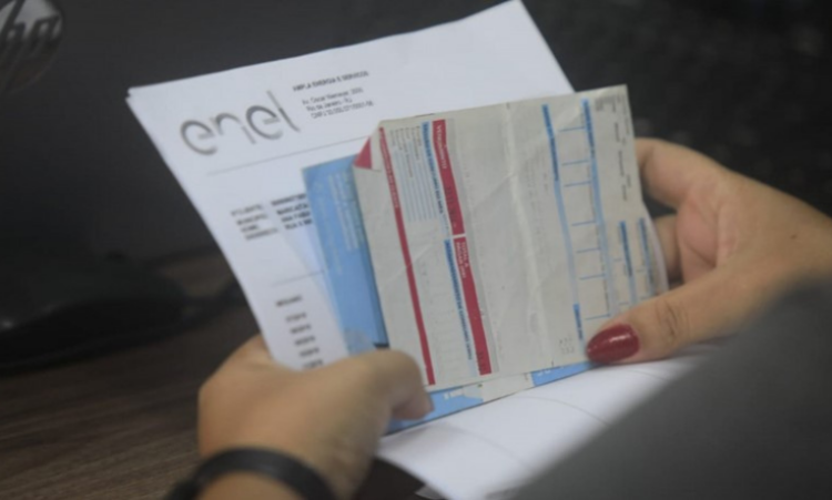 Agora é lei no RJ: concessionárias não podem incluir serviços extras sem consentimento na conta mensal. Multas para quem descumprir a regra.