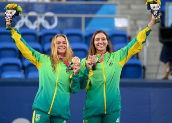 Luisa Stefani vence duplas mistas em Wimbledon e está na final. Nesta quarta, ela ainda joga as semifinais nas duplas femininas. Confira os detalhes!