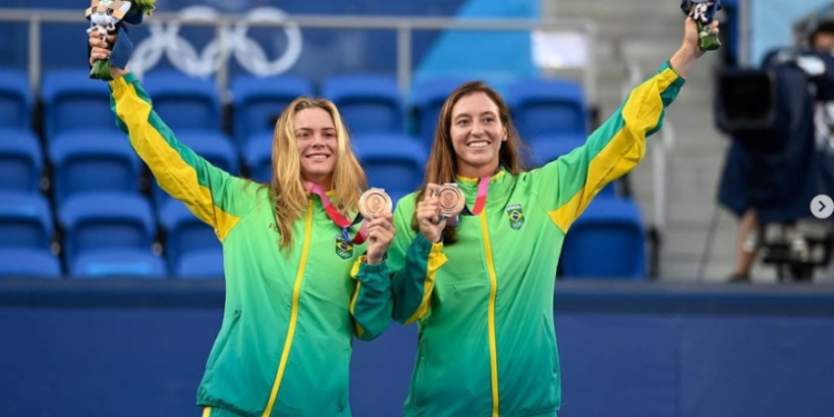 Luisa Stefani vence duplas mistas em Wimbledon e está na final. Nesta quarta, ela ainda joga as semifinais nas duplas femininas. Confira os detalhes!