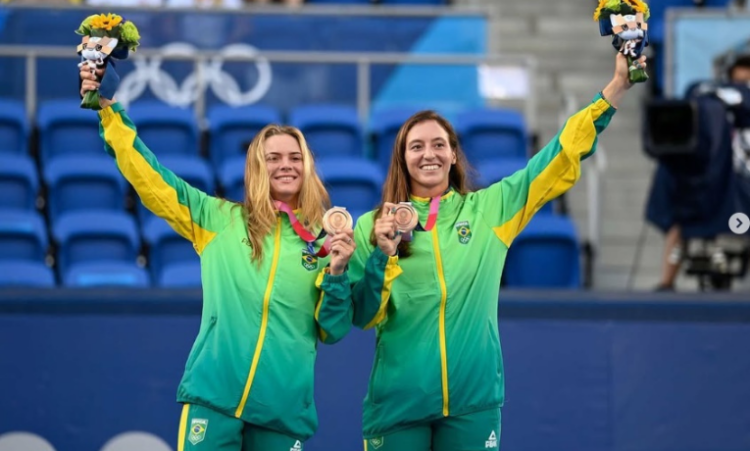 Luisa Stefani vence duplas mistas em Wimbledon e está na final. Nesta quarta, ela ainda joga as semifinais nas duplas femininas. Confira os detalhes!