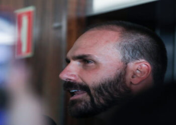 Moraes determina bloqueio de bens e contas de Eduardo Bolsonaro