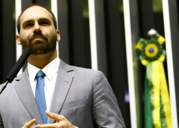 Em nota pública, Eduardo Bolsonaro pede que Itália não extradite Carla Zambelli, criticando sanções da Lei Magnitsky contra ministro do STF Alexandre de Moraes.