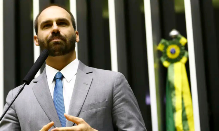 Em nota pública, Eduardo Bolsonaro pede que Itália não extradite Carla Zambelli, criticando sanções da Lei Magnitsky contra ministro do STF Alexandre de Moraes.