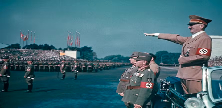 Justiça determina internação provisória de menino que fez gesto nazista e usou bigode de Hitler em escola de SP