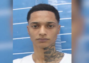 Após ser denunciado por tentativa de homicídio, Oruam teve que remover a tinta vermelha do cabelo na prisão. Assessoria do rapper contesta as acusações e denuncia perseguição jurídica e midiática.